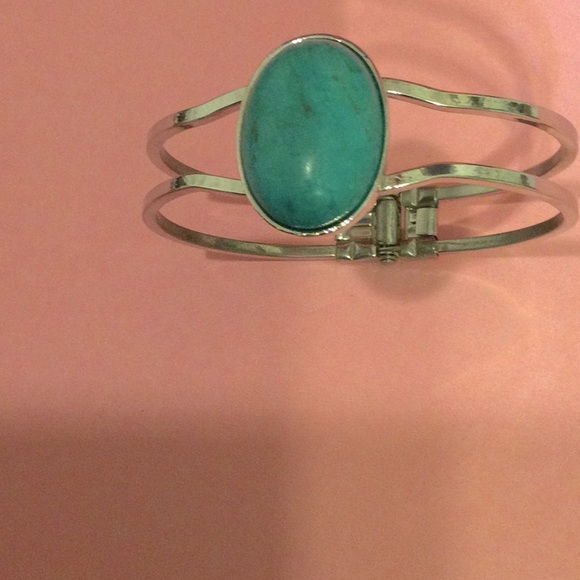 Turquoise color stone in Silvertone bracelet - Picture 2 of 2